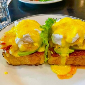 Huevos Benedictinos con Langosta y Aguacate