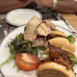 Hamburguesa con tajadas de otoe y ensalada.