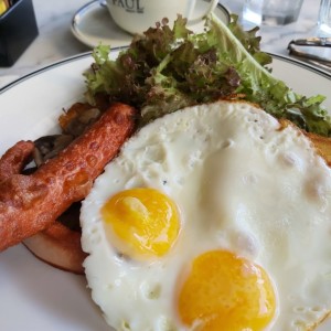 Huevos Fritos con Salchicha/Hongos y Pan 