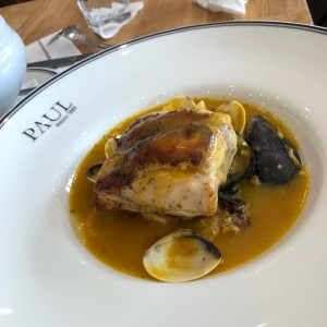 corvina con caldo de marisco