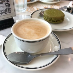 cappuccino y macaron de pistachio