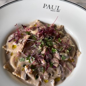 Ravioli en salsa de hongos y ricotta