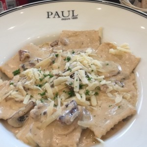 Ravioli de ricotta en salsa de hongos, almendras y trufas