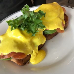 Huevos benedict con aguacate y salsa holandesa