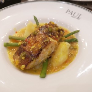 corvina al ajillo en salsa de curry