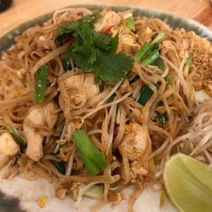 Pad thai con pollo