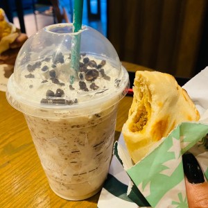 Cookies & Cream Frappuccino con empanada de carne.