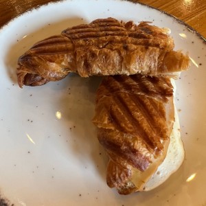 Croissant de jamon de pavo y queso