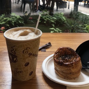 Pastel de queso y Latte