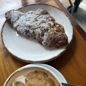 Croissant con almendras y capuccino