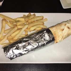 Emparedado de Shawarma de pollo con papas