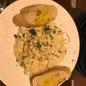 spaghetti alfredo con camarones