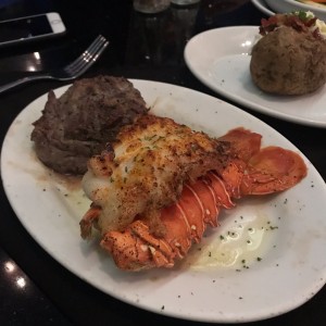 Filete de Lomito (8 oz.) y cola de Langosta