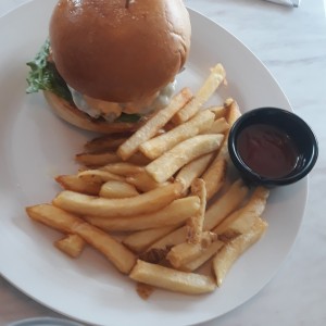 hamburguesa del lunch con papas fritas