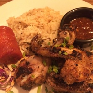 Arroz con coco y jengibre con pollo jerk