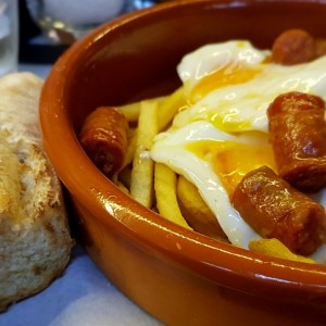 Cacerola de Huevos Fritos y Chistorras