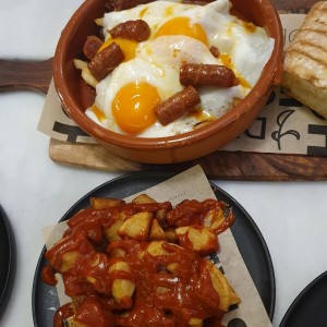 huevos rotos con chistorra y patatas bravas