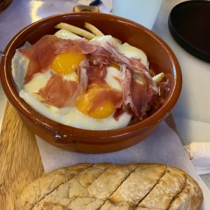 Huevos estrellados conJamon Serrano