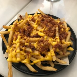 Papas fritas con queso cheddar fundido y serrano bites 