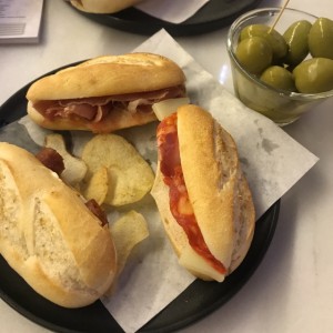 chistorra- prosciutto- chorizo + aceitunas