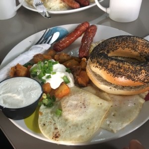 poppy seed bagel con huevos