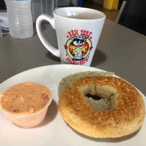 Bagels - Queso Crema 8oz + Bagel Parmesano + Cafe negro