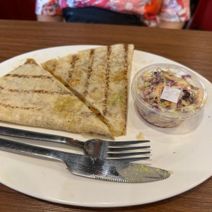 QUESADILLAS PINCHE POLLO (Suave tortilla de harina rellena de pollo rostizado, queso fundido,servida con crema y delicioso pico de gallo al estilo tacos de villa)