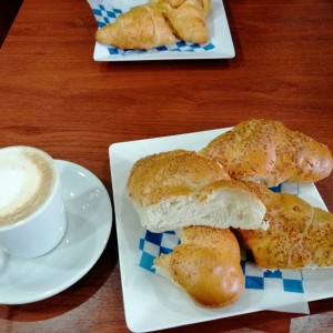 Pan con queso y croissant 