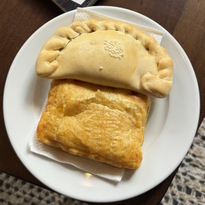 Empanada tomate y albahaca y pastelito de queso ricotta