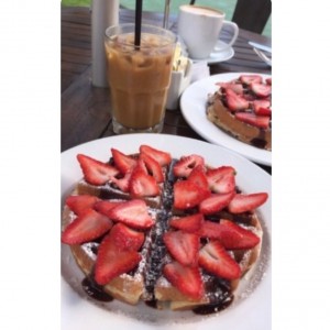 Waffles con fresas y nutella