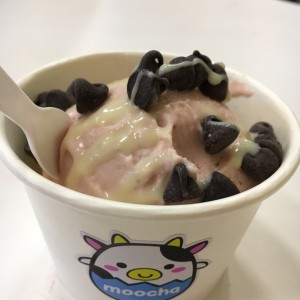 Helado de fresa con topping de chocolate chips