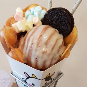 egg waffle con helado y toppings