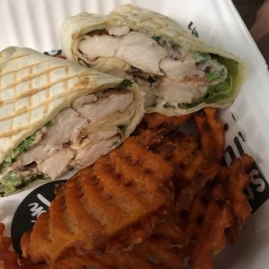 Wrap de Chicken Caesar Salad con Camote Frito