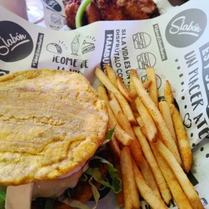 hamburguesa con patacon y frijoles 