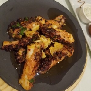 Pulpo al Grill con Ajo Ardiente