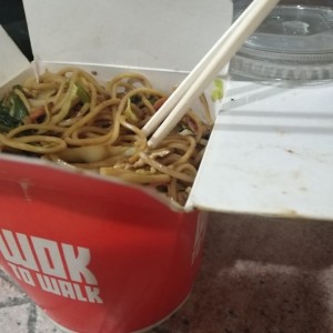 Wok de pollo y limonada incluida