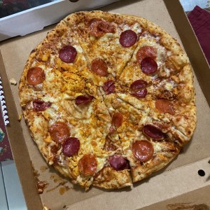 Pizza de pollo, con peperroni y chorizo