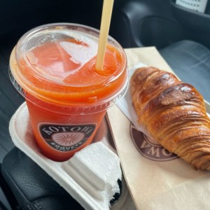 jugo papaya y croissant