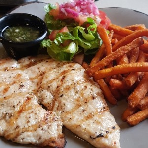 pollo a la plancha con ensalada verde y camote