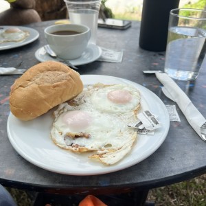 Buevos fritos con pan viril y cafe americano 