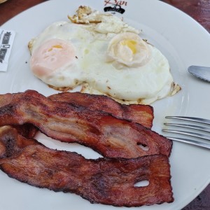 Huevos fritos con bacon