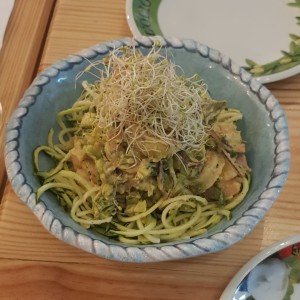 zuccini con camarones, aguacate y mandarina