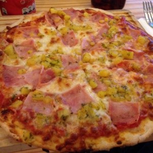 pizza hawaiina con chimichurri y masa de menta