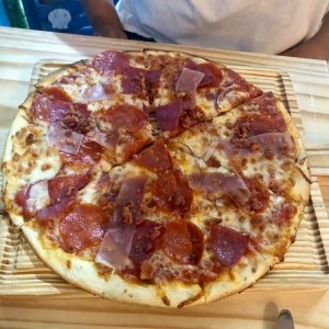 Pizza 4 Carnes con masa de ajo con oregano