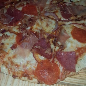 pizza cuatro carnes. buenisimo