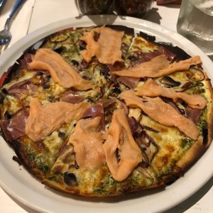 pizza de salmon sin gluten, le agrege proscuitto