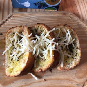 pan de ajo con especie y queso mozarella rayado