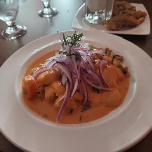 Ceviche de pescado en crema de rocoto