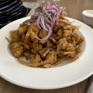 Ceviche de pescado frito