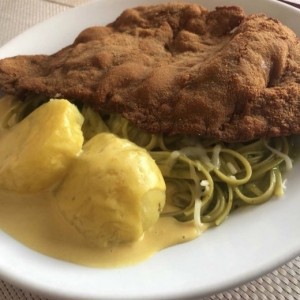 Tallarines verdes con milanesa